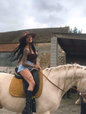 Rawell Saiidii Instagram - Behind the scenes of a day I’ll never forget 🖤✨
Grateful for everyone who made this magic happen the energy, the team, the vision 🤍🐎💄