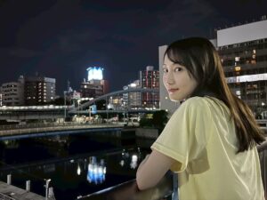 Rena Matsui Instagram - 本日21時『良いこと悪いこと』第2話放送です。
1話はニコちゃんを探せ!って感じでしたが、安心してください。
2話はガッツリ出ています。
この写真は、本編のとあるシーンを撮影している時の1枚。
久しぶりに優子ちゃんや、間宮くんとお芝居できて楽しい現場！
#イイワル
#良いこと悪いこと