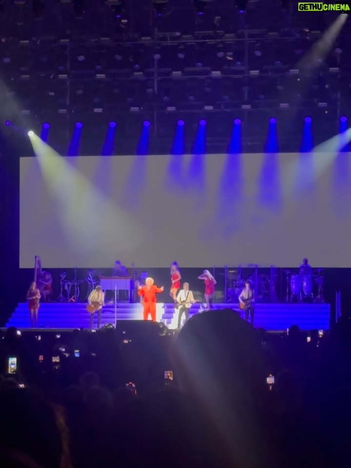Renata Bravo - 5.5K Likes - Grande Rod Stewart 1989 , han pasado 36 años desde ese día de marzo cuando comenzaba a ir a conciertos , gracias Rod por volver y con tu carisma y voz intacta.  Y gracias @cocagonzalezt por esta tremenda invitación 🙌🏻