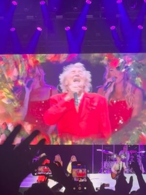 Renata Bravo Instagram - Grande Rod Stewart 1989 , han pasado 36 años desde ese día de marzo cuando comenzaba a ir a conciertos , gracias Rod por volver y con tu carisma y voz intacta.  Y gracias @cocagonzalezt por esta tremenda invitación 🙌🏻