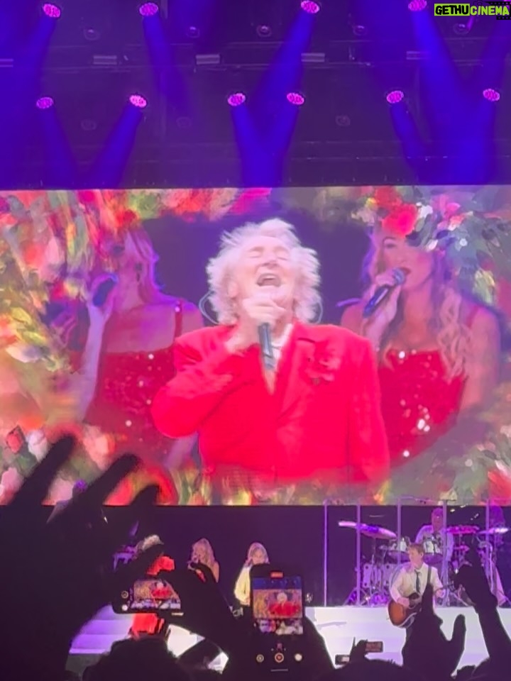 Renata Bravo - 5.5K Likes - Grande Rod Stewart 1989 , han pasado 36 años desde ese día de marzo cuando comenzaba a ir a conciertos , gracias Rod por volver y con tu carisma y voz intacta.  Y gracias @cocagonzalezt por esta tremenda invitación 🙌🏻