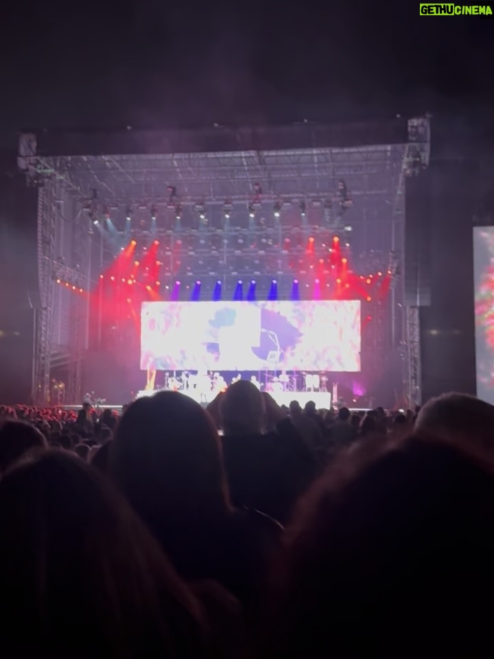 Renata Bravo - 5.5K Likes - Grande Rod Stewart 1989 , han pasado 36 años desde ese día de marzo cuando comenzaba a ir a conciertos , gracias Rod por volver y con tu carisma y voz intacta.  Y gracias @cocagonzalezt por esta tremenda invitación 🙌🏻