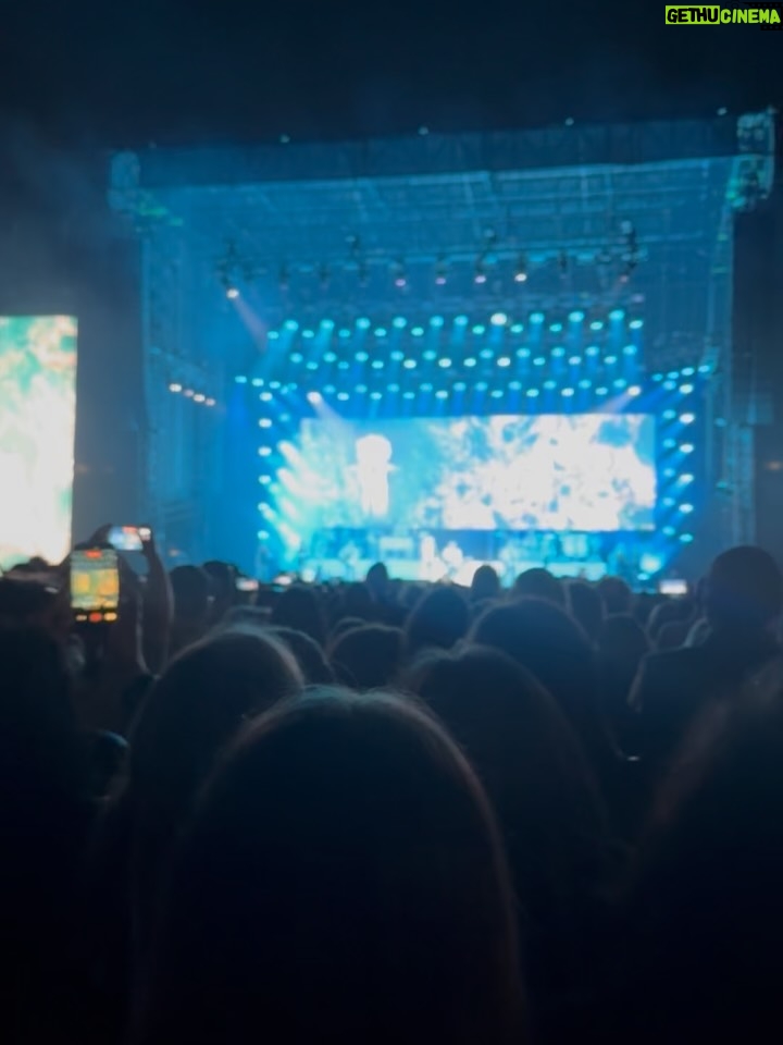 Renata Bravo - 5.5K Likes - Grande Rod Stewart 1989 , han pasado 36 años desde ese día de marzo cuando comenzaba a ir a conciertos , gracias Rod por volver y con tu carisma y voz intacta.  Y gracias @cocagonzalezt por esta tremenda invitación 🙌🏻