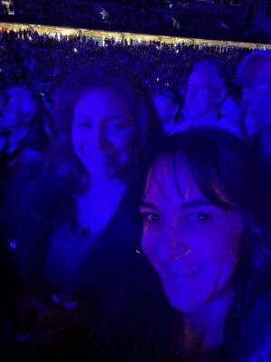 Renata Bravo Instagram - Grande Rod Stewart 1989 , han pasado 36 años desde ese día de marzo cuando comenzaba a ir a conciertos , gracias Rod por volver y con tu carisma y voz intacta.  Y gracias @cocagonzalezt por esta tremenda invitación 🙌🏻