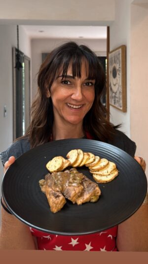 Renata Bravo Instagram - Convencí a mi mamá de compartir su receta  mejor guardada e inventada por ella !!! Acá está JUREL CHILENO A LAS ALCAPARRAS  realmente una delicia ! Yo la acompañé con papas rústicas pero tú vuélate con el tuyo y me cuentas cómo te queda ya ? #jurelchileno  buen precio y muuuuchas propiedades ! 👌fuente de proteínas y omega ! Exquisito 😋 @pescadoresindustrialesbiobio 
@pacificblu.cl  @landes_seafood  @camanchaca.seafoods  @unico.chileno  @blumar_seafoods #foodcorp