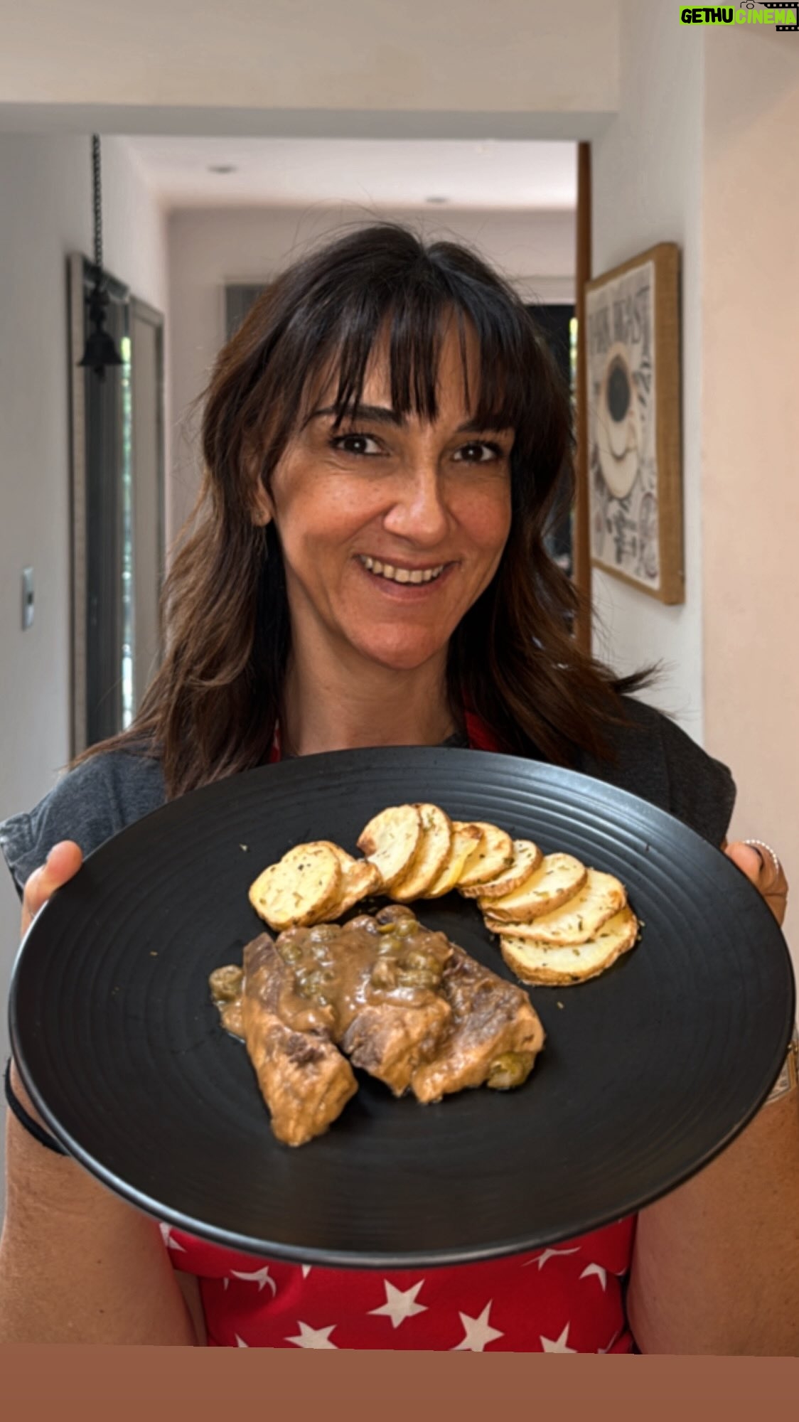Renata Bravo - 2.6K Likes - Convencí a mi mamá de compartir su receta  mejor guardada e inventada por ella !!! Acá está JUREL CHILENO A LAS ALCAPARRAS  realmente una delicia ! Yo la acompañé con papas rústicas pero tú vuélate con el tuyo y me cuentas cómo te queda ya ? #jurelchileno  buen precio y muuuuchas propiedades ! 👌fuente de proteínas y omega ! Exquisito 😋 @pescadoresindustrialesbiobio 
@pacificblu.cl  @landes_seafood  @camanchaca.seafoods  @unico.chileno  @blumar_seafoods #foodcorp