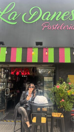Renata Bravo Instagram - Me encantan las tradiciones ! Para mi cumpleaños hace muuuuuuchos años elijo la misma torta , la pompadour de plátano de @ladanesapasteleria una MARAVILLA! Uds le entierran el vaso a la torta antes de partirla ? O soy yo no más ? #cosasqueseheredan mi mamá lo hacía siempre y en el desayuno nos peleábamos el trozo del vaso 😋