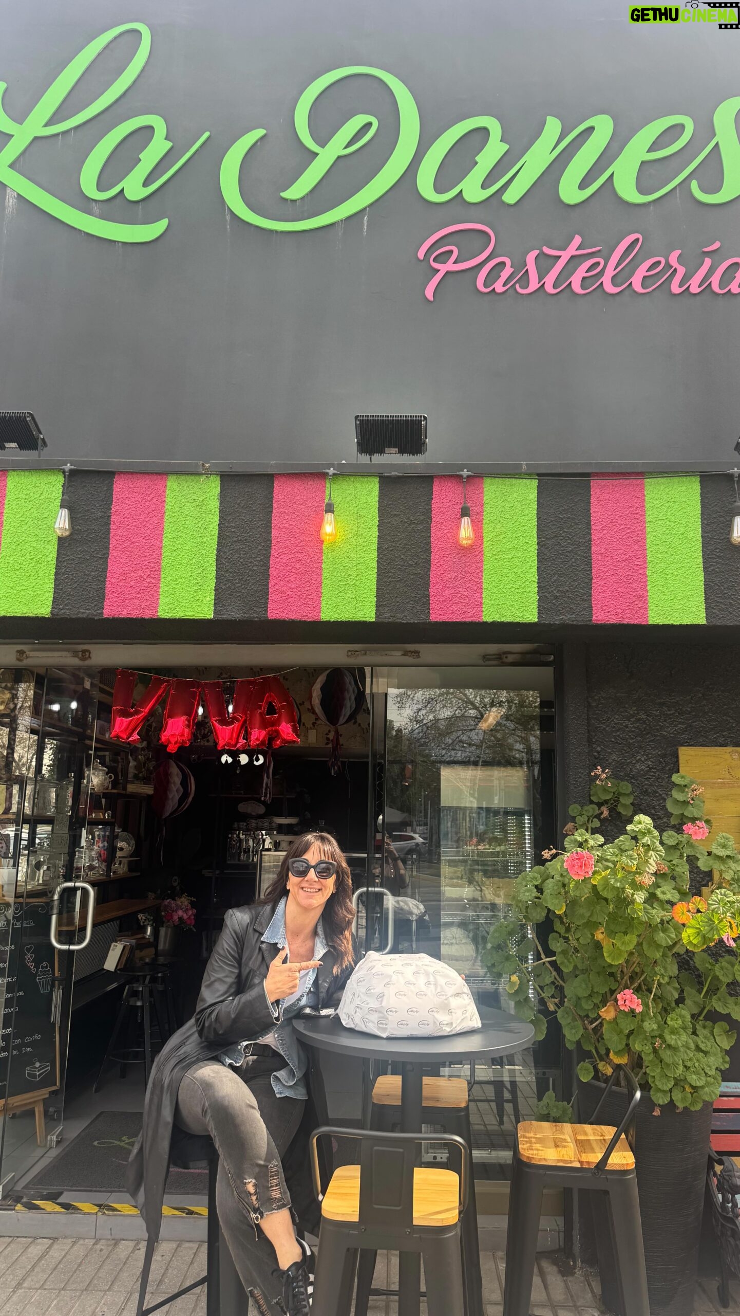Renata Bravo - 591 Likes - Me encantan las tradiciones ! Para mi cumpleaños hace muuuuuuchos años elijo la misma torta , la pompadour de plátano de @ladanesapasteleria una MARAVILLA! Uds le entierran el vaso a la torta antes de partirla ? O soy yo no más ? #cosasqueseheredan mi mamá lo hacía siempre y en el desayuno nos peleábamos el trozo del vaso 😋