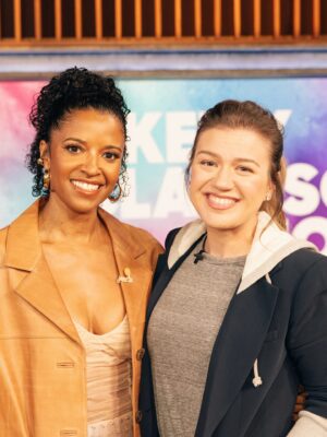 Renée Elise Goldsberry Instagram - Excited to be on @kellyclarksonshow! Did you tune in?! 

🎶: ‘Smiling’ from my album ‘Who I Really Am’ available now🖤