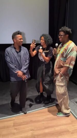Renée Elise Goldsberry Instagram - @leslieodomjr, @reneeelisegoldsberry, and @oaksmash surprised moviegoers waiting to see #Hamilton for the first time on the big screen! 🤩

Hamilton is NOW PLAYING in movie theaters! Get tickets now. #HamilFilm #Hamilton