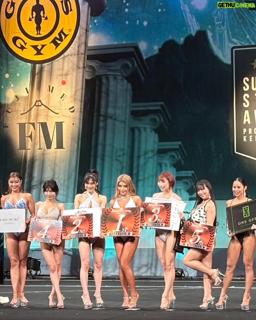 Rin Takahashi - 24.3K Likes - 4月19日 Summer Style Award 2025 SPRING CUP
Glamorous部門 2位、特別賞 ベストグラマラス賞 を受賞しました✨

皆様の支えがなければ、この成績を残すことはできなかったと思います。
ここまで応援してくださった皆様、本当にありがとうございました🙇‍♀️🌸

今回人生で初めてボディコンテストに挑戦しましたが、まさか自分がこのステージに立てるなんて…昔の私は想像もしていませんでした。
人生って本当に何が起こるかわからないから、面白いし楽しいですね✨

そしてこの4ヶ月半真剣に向き合ってくださった染谷トレーナー。
染谷さんにサポートしていただけて本当によかったです。

食事、トレーニング、身体のこと、メンタルのこと、そして私が多くの方に広めたいと願っている「食べながら鍛えて痩せる健康的なダイエット」について。
たくさんのことを学ばせていただきました。
私にとって、この期間は人生を変えるとても貴重な時間でした☺️

大会1ヶ月前減量しても体重が落ちず、心が折れそうになったとき
染谷さんからもう体重測るのやめよう！電池抜いて！とアドバイスをいただいて、体重計から離れることを決めました。

目標はマイナス4キロ。でもこのときはまだ3キロ残っていて、正直無理だと思っていました。
思うように落とせない自分が嫌になって本当に落ち込みました。

でも体重を測らなくなってから、気持ちがすっと軽くなって前向きになれました。
改めて食事やトレーニングに向き合えるようになりました。
　
そして大会当日、今日測ってみようと言われて久しぶりに体重計に乗ったら…
ちゃんと4キロ落ちていて！！さすがのご指導に本当に驚きました。

大会が近づいてからは、連絡も頻繁にくださり、体調、筋肉の状態、水分量、塩分量まで細かく見ていただきました。
おかげで、染谷さんも私も納得できる完璧な状態で本番を迎えることができました！

この4ヶ月半、パーソナルトレーニングがない日も自主トレをして週5回のトレーニングを続けました。
食事制限もして大好きなお酒も我慢しました。

身体が変わっていくのが嬉しくてトレーニングが楽しくて仕方ない時期もありましたが、
うまくいかなくて落ち込んだり、自分を責めたりした日もありました。

そんなとき、SNSや直接「頑張ってください！」「応援してます！」って声をかけてくださる皆様がいて…
その言葉に本当に何度も救われました😢

こんなところで挫けちゃだめだ。絶対勝たなきゃ！って何度も思いました。
みんなのおかげでここまで来れました。
本当にありがとうございます。

これまで34年間生きてきて、自分は何かを最後までやり切れたことがあるんだろうか？
ここぞという場面で甘えが出て失敗したこともたくさんありました。

でもそんな自分を変えたくて、今回本気で向き合いました。
正直今回も甘えがゼロだったとは言いません。ちょっと甘えた日もありました。笑

でもこれじゃ変われない！って思って立て直しました。
体力も限界、疲れも取れず、お腹も減って元気が出なくて眠れない夜もあったけど
それでもやり切りました！
全力を出し切ったって心から言えます。

だからこそ２位という結果には正直悔しさもあるけれど、すごく達成感があります！

これからのことはまだ決まっていませんが、
とりあえず今は思いっきり好きなものを食べて🤤笑
筋トレは大好きなので続けていこうと思います💪✨😋

そして今回学んだ「正しいダイエットの知識」をもっと多くの方に届けられたら嬉しいなと思っています☺️

これからもよろしくお願いいたします🙇‍♀️🌸🌸

しばらくコンテスト関連の投稿が続くと思いますが、お付き合いいただけたら嬉しいです🫶笑

ここまで読んでいただき、本当にありがとうございました✨

@skazu1019 
@chance.shinjuku 
@summer_style_award

#summerstyleaward #サマスタ #グラマラス部門 #２位 #ベストグラマラス賞 #ボディメイク #減量中 #筋トレ #筋トレ女子 #トレーニング 
#トレーニング女子 #Fitness #FitGirl #GymLife #BikiniFitness #Shredded #健身 #운동하는여자