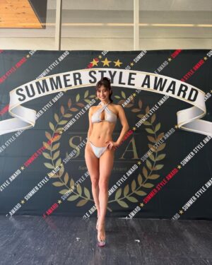 Rin Takahashi Instagram - 4月19日 Summer Style Award 2025 SPRING CUP
Glamorous部門 2位、特別賞 ベストグラマラス賞 を受賞しました✨

皆様の支えがなければ、この成績を残すことはできなかったと思います。
ここまで応援してくださった皆様、本当にありがとうございました🙇‍♀️🌸

今回人生で初めてボディコンテストに挑戦しましたが、まさか自分がこのステージに立てるなんて…昔の私は想像もしていませんでした。
人生って本当に何が起こるかわからないから、面白いし楽しいですね✨

そしてこの4ヶ月半真剣に向き合ってくださった染谷トレーナー。
染谷さんにサポートしていただけて本当によかったです。

食事、トレーニング、身体のこと、メンタルのこと、そして私が多くの方に広めたいと願っている「食べながら鍛えて痩せる健康的なダイエット」について。
たくさんのことを学ばせていただきました。
私にとって、この期間は人生を変えるとても貴重な時間でした☺️

大会1ヶ月前減量しても体重が落ちず、心が折れそうになったとき
染谷さんからもう体重測るのやめよう！電池抜いて！とアドバイスをいただいて、体重計から離れることを決めました。

目標はマイナス4キロ。でもこのときはまだ3キロ残っていて、正直無理だと思っていました。
思うように落とせない自分が嫌になって本当に落ち込みました。

でも体重を測らなくなってから、気持ちがすっと軽くなって前向きになれました。
改めて食事やトレーニングに向き合えるようになりました。
　
そして大会当日、今日測ってみようと言われて久しぶりに体重計に乗ったら…
ちゃんと4キロ落ちていて！！さすがのご指導に本当に驚きました。

大会が近づいてからは、連絡も頻繁にくださり、体調、筋肉の状態、水分量、塩分量まで細かく見ていただきました。
おかげで、染谷さんも私も納得できる完璧な状態で本番を迎えることができました！

この4ヶ月半、パーソナルトレーニングがない日も自主トレをして週5回のトレーニングを続けました。
食事制限もして大好きなお酒も我慢しました。

身体が変わっていくのが嬉しくてトレーニングが楽しくて仕方ない時期もありましたが、
うまくいかなくて落ち込んだり、自分を責めたりした日もありました。

そんなとき、SNSや直接「頑張ってください！」「応援してます！」って声をかけてくださる皆様がいて…
その言葉に本当に何度も救われました😢

こんなところで挫けちゃだめだ。絶対勝たなきゃ！って何度も思いました。
みんなのおかげでここまで来れました。
本当にありがとうございます。

これまで34年間生きてきて、自分は何かを最後までやり切れたことがあるんだろうか？
ここぞという場面で甘えが出て失敗したこともたくさんありました。

でもそんな自分を変えたくて、今回本気で向き合いました。
正直今回も甘えがゼロだったとは言いません。ちょっと甘えた日もありました。笑

でもこれじゃ変われない！って思って立て直しました。
体力も限界、疲れも取れず、お腹も減って元気が出なくて眠れない夜もあったけど
それでもやり切りました！
全力を出し切ったって心から言えます。

だからこそ２位という結果には正直悔しさもあるけれど、すごく達成感があります！

これからのことはまだ決まっていませんが、
とりあえず今は思いっきり好きなものを食べて🤤笑
筋トレは大好きなので続けていこうと思います💪✨😋

そして今回学んだ「正しいダイエットの知識」をもっと多くの方に届けられたら嬉しいなと思っています☺️

これからもよろしくお願いいたします🙇‍♀️🌸🌸

しばらくコンテスト関連の投稿が続くと思いますが、お付き合いいただけたら嬉しいです🫶笑

ここまで読んでいただき、本当にありがとうございました✨

@skazu1019 
@chance.shinjuku 
@summer_style_award

#summerstyleaward #サマスタ #グラマラス部門 #２位 #ベストグラマラス賞 #ボディメイク #減量中 #筋トレ #筋トレ女子 #トレーニング 
#トレーニング女子 #Fitness #FitGirl #GymLife #BikiniFitness #Shredded #健身 #운동하는여자