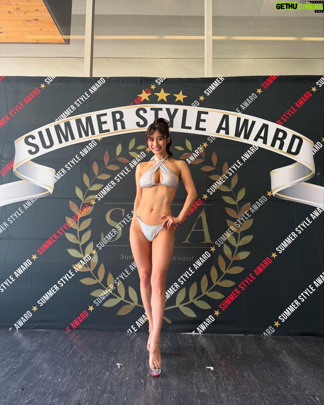 Rin Takahashi - 24.3K Likes - 4月19日 Summer Style Award 2025 SPRING CUP
Glamorous部門 2位、特別賞 ベストグラマラス賞 を受賞しました✨

皆様の支えがなければ、この成績を残すことはできなかったと思います。
ここまで応援してくださった皆様、本当にありがとうございました🙇‍♀️🌸

今回人生で初めてボディコンテストに挑戦しましたが、まさか自分がこのステージに立てるなんて…昔の私は想像もしていませんでした。
人生って本当に何が起こるかわからないから、面白いし楽しいですね✨

そしてこの4ヶ月半真剣に向き合ってくださった染谷トレーナー。
染谷さんにサポートしていただけて本当によかったです。

食事、トレーニング、身体のこと、メンタルのこと、そして私が多くの方に広めたいと願っている「食べながら鍛えて痩せる健康的なダイエット」について。
たくさんのことを学ばせていただきました。
私にとって、この期間は人生を変えるとても貴重な時間でした☺️

大会1ヶ月前減量しても体重が落ちず、心が折れそうになったとき
染谷さんからもう体重測るのやめよう！電池抜いて！とアドバイスをいただいて、体重計から離れることを決めました。

目標はマイナス4キロ。でもこのときはまだ3キロ残っていて、正直無理だと思っていました。
思うように落とせない自分が嫌になって本当に落ち込みました。

でも体重を測らなくなってから、気持ちがすっと軽くなって前向きになれました。
改めて食事やトレーニングに向き合えるようになりました。
　
そして大会当日、今日測ってみようと言われて久しぶりに体重計に乗ったら…
ちゃんと4キロ落ちていて！！さすがのご指導に本当に驚きました。

大会が近づいてからは、連絡も頻繁にくださり、体調、筋肉の状態、水分量、塩分量まで細かく見ていただきました。
おかげで、染谷さんも私も納得できる完璧な状態で本番を迎えることができました！

この4ヶ月半、パーソナルトレーニングがない日も自主トレをして週5回のトレーニングを続けました。
食事制限もして大好きなお酒も我慢しました。

身体が変わっていくのが嬉しくてトレーニングが楽しくて仕方ない時期もありましたが、
うまくいかなくて落ち込んだり、自分を責めたりした日もありました。

そんなとき、SNSや直接「頑張ってください！」「応援してます！」って声をかけてくださる皆様がいて…
その言葉に本当に何度も救われました😢

こんなところで挫けちゃだめだ。絶対勝たなきゃ！って何度も思いました。
みんなのおかげでここまで来れました。
本当にありがとうございます。

これまで34年間生きてきて、自分は何かを最後までやり切れたことがあるんだろうか？
ここぞという場面で甘えが出て失敗したこともたくさんありました。

でもそんな自分を変えたくて、今回本気で向き合いました。
正直今回も甘えがゼロだったとは言いません。ちょっと甘えた日もありました。笑

でもこれじゃ変われない！って思って立て直しました。
体力も限界、疲れも取れず、お腹も減って元気が出なくて眠れない夜もあったけど
それでもやり切りました！
全力を出し切ったって心から言えます。

だからこそ２位という結果には正直悔しさもあるけれど、すごく達成感があります！

これからのことはまだ決まっていませんが、
とりあえず今は思いっきり好きなものを食べて🤤笑
筋トレは大好きなので続けていこうと思います💪✨😋

そして今回学んだ「正しいダイエットの知識」をもっと多くの方に届けられたら嬉しいなと思っています☺️

これからもよろしくお願いいたします🙇‍♀️🌸🌸

しばらくコンテスト関連の投稿が続くと思いますが、お付き合いいただけたら嬉しいです🫶笑

ここまで読んでいただき、本当にありがとうございました✨

@skazu1019 
@chance.shinjuku 
@summer_style_award

#summerstyleaward #サマスタ #グラマラス部門 #２位 #ベストグラマラス賞 #ボディメイク #減量中 #筋トレ #筋トレ女子 #トレーニング 
#トレーニング女子 #Fitness #FitGirl #GymLife #BikiniFitness #Shredded #健身 #운동하는여자