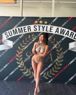Rin Takahashi Instagram - 4月19日 Summer Style Award 2025 SPRING CUP
Glamorous部門 2位、特別賞 ベストグラマラス賞 を受賞しました✨

皆様の支えがなければ、この成績を残すことはできなかったと思います。
ここまで応援してくださった皆様、本当にありがとうございました🙇‍♀️🌸

今回人生で初めてボディコンテストに挑戦しましたが、まさか自分がこのステージに立てるなんて…昔の私は想像もしていませんでした。
人生って本当に何が起こるかわからないから、面白いし楽しいですね✨

そしてこの4ヶ月半真剣に向き合ってくださった染谷トレーナー。
染谷さんにサポートしていただけて本当によかったです。

食事、トレーニング、身体のこと、メンタルのこと、そして私が多くの方に広めたいと願っている「食べながら鍛えて痩せる健康的なダイエット」について。
たくさんのことを学ばせていただきました。
私にとって、この期間は人生を変えるとても貴重な時間でした☺️

大会1ヶ月前減量しても体重が落ちず、心が折れそうになったとき
染谷さんからもう体重測るのやめよう！電池抜いて！とアドバイスをいただいて、体重計から離れることを決めました。

目標はマイナス4キロ。でもこのときはまだ3キロ残っていて、正直無理だと思っていました。
思うように落とせない自分が嫌になって本当に落ち込みました。

でも体重を測らなくなってから、気持ちがすっと軽くなって前向きになれました。
改めて食事やトレーニングに向き合えるようになりました。
　
そして大会当日、今日測ってみようと言われて久しぶりに体重計に乗ったら…
ちゃんと4キロ落ちていて！！さすがのご指導に本当に驚きました。

大会が近づいてからは、連絡も頻繁にくださり、体調、筋肉の状態、水分量、塩分量まで細かく見ていただきました。
おかげで、染谷さんも私も納得できる完璧な状態で本番を迎えることができました！

この4ヶ月半、パーソナルトレーニングがない日も自主トレをして週5回のトレーニングを続けました。
食事制限もして大好きなお酒も我慢しました。

身体が変わっていくのが嬉しくてトレーニングが楽しくて仕方ない時期もありましたが、
うまくいかなくて落ち込んだり、自分を責めたりした日もありました。

そんなとき、SNSや直接「頑張ってください！」「応援してます！」って声をかけてくださる皆様がいて…
その言葉に本当に何度も救われました😢

こんなところで挫けちゃだめだ。絶対勝たなきゃ！って何度も思いました。
みんなのおかげでここまで来れました。
本当にありがとうございます。

これまで34年間生きてきて、自分は何かを最後までやり切れたことがあるんだろうか？
ここぞという場面で甘えが出て失敗したこともたくさんありました。

でもそんな自分を変えたくて、今回本気で向き合いました。
正直今回も甘えがゼロだったとは言いません。ちょっと甘えた日もありました。笑

でもこれじゃ変われない！って思って立て直しました。
体力も限界、疲れも取れず、お腹も減って元気が出なくて眠れない夜もあったけど
それでもやり切りました！
全力を出し切ったって心から言えます。

だからこそ２位という結果には正直悔しさもあるけれど、すごく達成感があります！

これからのことはまだ決まっていませんが、
とりあえず今は思いっきり好きなものを食べて🤤笑
筋トレは大好きなので続けていこうと思います💪✨😋

そして今回学んだ「正しいダイエットの知識」をもっと多くの方に届けられたら嬉しいなと思っています☺️

これからもよろしくお願いいたします🙇‍♀️🌸🌸

しばらくコンテスト関連の投稿が続くと思いますが、お付き合いいただけたら嬉しいです🫶笑

ここまで読んでいただき、本当にありがとうございました✨

@skazu1019 
@chance.shinjuku 
@summer_style_award

#summerstyleaward #サマスタ #グラマラス部門 #２位 #ベストグラマラス賞 #ボディメイク #減量中 #筋トレ #筋トレ女子 #トレーニング 
#トレーニング女子 #Fitness #FitGirl #GymLife #BikiniFitness #Shredded #健身 #운동하는여자