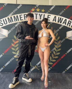Rin Takahashi Instagram - 4月19日 Summer Style Award 2025 SPRING CUP
Glamorous部門 2位、特別賞 ベストグラマラス賞 を受賞しました✨

皆様の支えがなければ、この成績を残すことはできなかったと思います。
ここまで応援してくださった皆様、本当にありがとうございました🙇‍♀️🌸

今回人生で初めてボディコンテストに挑戦しましたが、まさか自分がこのステージに立てるなんて…昔の私は想像もしていませんでした。
人生って本当に何が起こるかわからないから、面白いし楽しいですね✨

そしてこの4ヶ月半真剣に向き合ってくださった染谷トレーナー。
染谷さんにサポートしていただけて本当によかったです。

食事、トレーニング、身体のこと、メンタルのこと、そして私が多くの方に広めたいと願っている「食べながら鍛えて痩せる健康的なダイエット」について。
たくさんのことを学ばせていただきました。
私にとって、この期間は人生を変えるとても貴重な時間でした☺️

大会1ヶ月前減量しても体重が落ちず、心が折れそうになったとき
染谷さんからもう体重測るのやめよう！電池抜いて！とアドバイスをいただいて、体重計から離れることを決めました。

目標はマイナス4キロ。でもこのときはまだ3キロ残っていて、正直無理だと思っていました。
思うように落とせない自分が嫌になって本当に落ち込みました。

でも体重を測らなくなってから、気持ちがすっと軽くなって前向きになれました。
改めて食事やトレーニングに向き合えるようになりました。
　
そして大会当日、今日測ってみようと言われて久しぶりに体重計に乗ったら…
ちゃんと4キロ落ちていて！！さすがのご指導に本当に驚きました。

大会が近づいてからは、連絡も頻繁にくださり、体調、筋肉の状態、水分量、塩分量まで細かく見ていただきました。
おかげで、染谷さんも私も納得できる完璧な状態で本番を迎えることができました！

この4ヶ月半、パーソナルトレーニングがない日も自主トレをして週5回のトレーニングを続けました。
食事制限もして大好きなお酒も我慢しました。

身体が変わっていくのが嬉しくてトレーニングが楽しくて仕方ない時期もありましたが、
うまくいかなくて落ち込んだり、自分を責めたりした日もありました。

そんなとき、SNSや直接「頑張ってください！」「応援してます！」って声をかけてくださる皆様がいて…
その言葉に本当に何度も救われました😢

こんなところで挫けちゃだめだ。絶対勝たなきゃ！って何度も思いました。
みんなのおかげでここまで来れました。
本当にありがとうございます。

これまで34年間生きてきて、自分は何かを最後までやり切れたことがあるんだろうか？
ここぞという場面で甘えが出て失敗したこともたくさんありました。

でもそんな自分を変えたくて、今回本気で向き合いました。
正直今回も甘えがゼロだったとは言いません。ちょっと甘えた日もありました。笑

でもこれじゃ変われない！って思って立て直しました。
体力も限界、疲れも取れず、お腹も減って元気が出なくて眠れない夜もあったけど
それでもやり切りました！
全力を出し切ったって心から言えます。

だからこそ２位という結果には正直悔しさもあるけれど、すごく達成感があります！

これからのことはまだ決まっていませんが、
とりあえず今は思いっきり好きなものを食べて🤤笑
筋トレは大好きなので続けていこうと思います💪✨😋

そして今回学んだ「正しいダイエットの知識」をもっと多くの方に届けられたら嬉しいなと思っています☺️

これからもよろしくお願いいたします🙇‍♀️🌸🌸

しばらくコンテスト関連の投稿が続くと思いますが、お付き合いいただけたら嬉しいです🫶笑

ここまで読んでいただき、本当にありがとうございました✨

@skazu1019 
@chance.shinjuku 
@summer_style_award

#summerstyleaward #サマスタ #グラマラス部門 #２位 #ベストグラマラス賞 #ボディメイク #減量中 #筋トレ #筋トレ女子 #トレーニング 
#トレーニング女子 #Fitness #FitGirl #GymLife #BikiniFitness #Shredded #健身 #운동하는여자