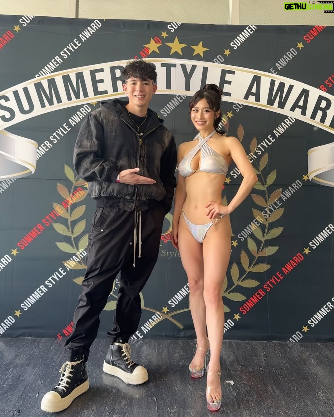 Rin Takahashi - 24.3K Likes - 4月19日 Summer Style Award 2025 SPRING CUP
Glamorous部門 2位、特別賞 ベストグラマラス賞 を受賞しました✨

皆様の支えがなければ、この成績を残すことはできなかったと思います。
ここまで応援してくださった皆様、本当にありがとうございました🙇‍♀️🌸

今回人生で初めてボディコンテストに挑戦しましたが、まさか自分がこのステージに立てるなんて…昔の私は想像もしていませんでした。
人生って本当に何が起こるかわからないから、面白いし楽しいですね✨

そしてこの4ヶ月半真剣に向き合ってくださった染谷トレーナー。
染谷さんにサポートしていただけて本当によかったです。

食事、トレーニング、身体のこと、メンタルのこと、そして私が多くの方に広めたいと願っている「食べながら鍛えて痩せる健康的なダイエット」について。
たくさんのことを学ばせていただきました。
私にとって、この期間は人生を変えるとても貴重な時間でした☺️

大会1ヶ月前減量しても体重が落ちず、心が折れそうになったとき
染谷さんからもう体重測るのやめよう！電池抜いて！とアドバイスをいただいて、体重計から離れることを決めました。

目標はマイナス4キロ。でもこのときはまだ3キロ残っていて、正直無理だと思っていました。
思うように落とせない自分が嫌になって本当に落ち込みました。

でも体重を測らなくなってから、気持ちがすっと軽くなって前向きになれました。
改めて食事やトレーニングに向き合えるようになりました。
　
そして大会当日、今日測ってみようと言われて久しぶりに体重計に乗ったら…
ちゃんと4キロ落ちていて！！さすがのご指導に本当に驚きました。

大会が近づいてからは、連絡も頻繁にくださり、体調、筋肉の状態、水分量、塩分量まで細かく見ていただきました。
おかげで、染谷さんも私も納得できる完璧な状態で本番を迎えることができました！

この4ヶ月半、パーソナルトレーニングがない日も自主トレをして週5回のトレーニングを続けました。
食事制限もして大好きなお酒も我慢しました。

身体が変わっていくのが嬉しくてトレーニングが楽しくて仕方ない時期もありましたが、
うまくいかなくて落ち込んだり、自分を責めたりした日もありました。

そんなとき、SNSや直接「頑張ってください！」「応援してます！」って声をかけてくださる皆様がいて…
その言葉に本当に何度も救われました😢

こんなところで挫けちゃだめだ。絶対勝たなきゃ！って何度も思いました。
みんなのおかげでここまで来れました。
本当にありがとうございます。

これまで34年間生きてきて、自分は何かを最後までやり切れたことがあるんだろうか？
ここぞという場面で甘えが出て失敗したこともたくさんありました。

でもそんな自分を変えたくて、今回本気で向き合いました。
正直今回も甘えがゼロだったとは言いません。ちょっと甘えた日もありました。笑

でもこれじゃ変われない！って思って立て直しました。
体力も限界、疲れも取れず、お腹も減って元気が出なくて眠れない夜もあったけど
それでもやり切りました！
全力を出し切ったって心から言えます。

だからこそ２位という結果には正直悔しさもあるけれど、すごく達成感があります！

これからのことはまだ決まっていませんが、
とりあえず今は思いっきり好きなものを食べて🤤笑
筋トレは大好きなので続けていこうと思います💪✨😋

そして今回学んだ「正しいダイエットの知識」をもっと多くの方に届けられたら嬉しいなと思っています☺️

これからもよろしくお願いいたします🙇‍♀️🌸🌸

しばらくコンテスト関連の投稿が続くと思いますが、お付き合いいただけたら嬉しいです🫶笑

ここまで読んでいただき、本当にありがとうございました✨

@skazu1019 
@chance.shinjuku 
@summer_style_award

#summerstyleaward #サマスタ #グラマラス部門 #２位 #ベストグラマラス賞 #ボディメイク #減量中 #筋トレ #筋トレ女子 #トレーニング 
#トレーニング女子 #Fitness #FitGirl #GymLife #BikiniFitness #Shredded #健身 #운동하는여자