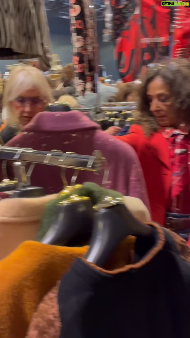Rosario Flores - 22.5K Likes - Y nos fuimos a Milán a buscar tesoros para nuestra tienda @ojo_con_el_duende ! Pasaros por la tienda que hemos traído verdaderas joyitas para todos los gustos 😉 #vintage #tesoros # amig@s @rosarioficial @cocorellana @milabentabol