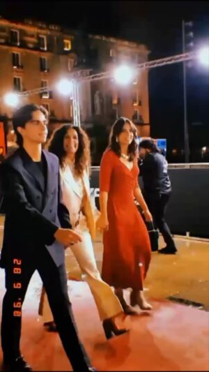 Rosario Flores Instagram - Que noche más emocionante, que noche más especial. Muy orgullosa de mi sobrina @albafloresoficial por hacer este documental tan bonito y tan sentío. Gracias, gracias a todo el mundo.
@movistarplus 
#FloresparaAntonio #Documental #Movistar #AntonioFlores #Agradecida #Feliz