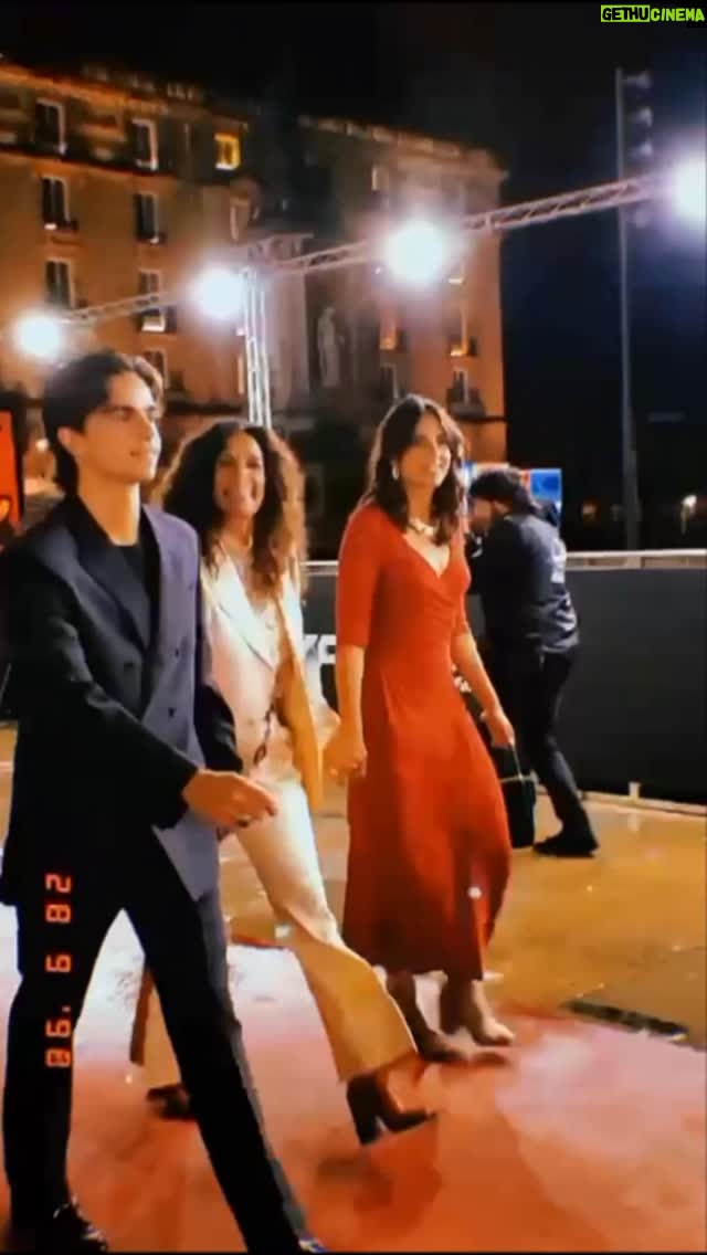 Rosario Flores - 25K Likes - Que noche más emocionante, que noche más especial. Muy orgullosa de mi sobrina @albafloresoficial por hacer este documental tan bonito y tan sentío. Gracias, gracias a todo el mundo.
@movistarplus 
#FloresparaAntonio #Documental #Movistar #AntonioFlores #Agradecida #Feliz
