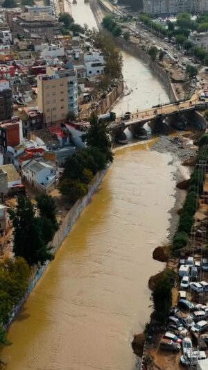 Rozalén Instagram - Hace un año, la DANA golpeó Valencia y cambió la vida de miles de personas.
Hubo familias que perdieron sus hogares, negocios que nunca volvieron a abrir, calles que aún hoy guardan sus heridas… y víctimas que siempre estarán en nuestro corazón y en nuestra memoria. También hubo miles de voluntarios y profesionales de emergencias que, con sus manos, levantaron lo que el agua había destrozado.

De ese dolor y de esa solidaridad nació “Voces de Valencia”. Hoy vuelve en una segunda versión para que la memoria no se apague. Con el arreglo orquestal de @fernandovelazquezmusic junto a la @euskadikoorkestra y con el abrazo de @rozalenmusic @mjllergo @pasionvega_oficial @santeroylosmuchachos  y @aldhara__ 

Gracias enormes a @carlos.ortl  por dar forma a las imágenes que cuentan esta historia, a @hankinsstudio  por producir con tanto cariño la canción y a @sonymusicpubspain por todo su apoyo y colaboración. Gracias a todos los que habéis hecho posible que este grito suene más fuerte un año después.

Esta canción es un homenaje, un grito colectivo y un recuerdo compartido: que Valencia no se olvide.

Todo lo generado con esta obra irá donado para la reconstrucción de las Sociedades Musicales de Valencia