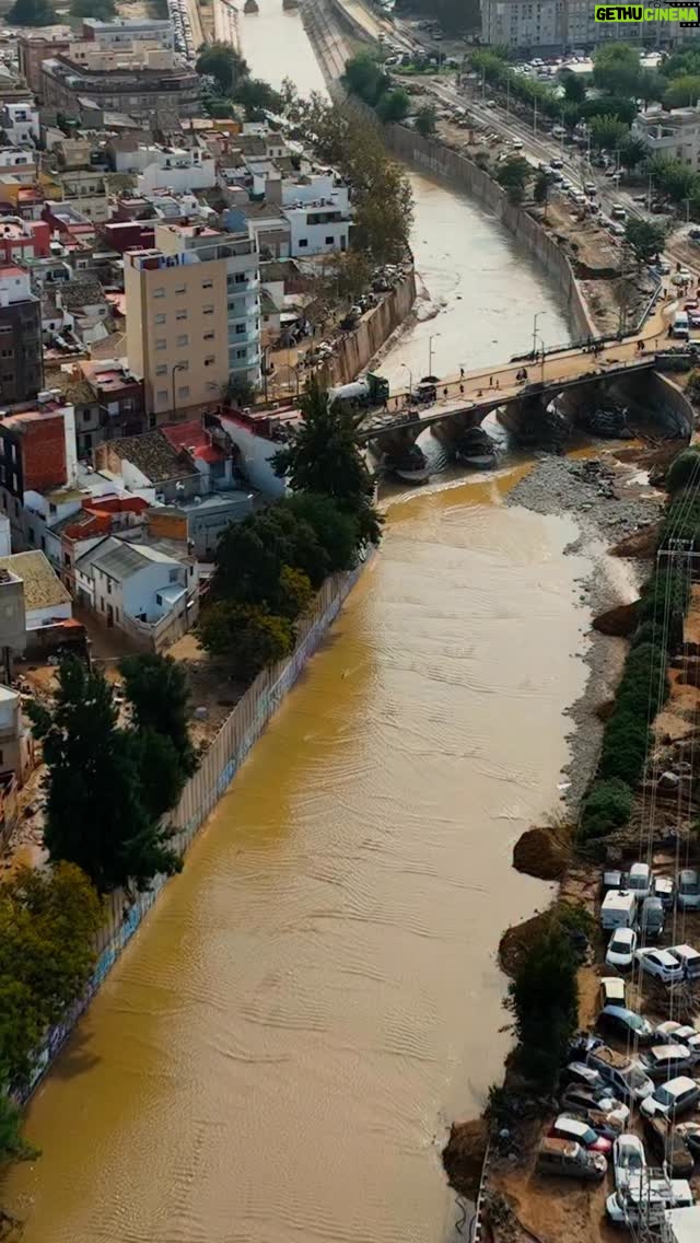 Rozalén - 68.3K Likes - Hace un año, la DANA golpeó Valencia y cambió la vida de miles de personas.
Hubo familias que perdieron sus hogares, negocios que nunca volvieron a abrir, calles que aún hoy guardan sus heridas… y víctimas que siempre estarán en nuestro corazón y en nuestra memoria. También hubo miles de voluntarios y profesionales de emergencias que, con sus manos, levantaron lo que el agua había destrozado.

De ese dolor y de esa solidaridad nació “Voces de Valencia”. Hoy vuelve en una segunda versión para que la memoria no se apague. Con el arreglo orquestal de @fernandovelazquezmusic junto a la @euskadikoorkestra y con el abrazo de @rozalenmusic @mjllergo @pasionvega_oficial @santeroylosmuchachos  y @aldhara__ 

Gracias enormes a @carlos.ortl  por dar forma a las imágenes que cuentan esta historia, a @hankinsstudio  por producir con tanto cariño la canción y a @sonymusicpubspain por todo su apoyo y colaboración. Gracias a todos los que habéis hecho posible que este grito suene más fuerte un año después.

Esta canción es un homenaje, un grito colectivo y un recuerdo compartido: que Valencia no se olvide.

Todo lo generado con esta obra irá donado para la reconstrucción de las Sociedades Musicales de Valencia