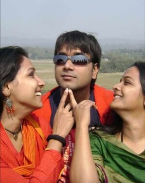 Runa Khan Instagram - #সিসিমপুর_টিম ২০০৮ এ নেত্রকোনা’র বিরিশিরি গিয়েছিলাম পিকনিক এ..!

সায়মা বিবি সিসিমপুরের টুকটুকি..
মাসুদ মিয়া সিসিমপুরের হালুম..
শুভ মিয়া সিসিমপুরের শিকু..
নওশবা বিবি সিসিমপুরের ইকরি..
রুনা বিবি সিসিমপুরের সুমনা..

বাচ্চাকালের বন্ধু ছিলাম আমরা, বুড়ো হয়ে গেলাম সকলে..🥴

(ছবিগুলো তৎকালীন হালুম,যে বর্তমানে বিশ্ববিদ্যালয়ের শিক্ষক  Masud মিয়ার কল‍্যানে পেলাম..😎
দোস্ত..🤗)

#সিসিমপুর
#Runakhan