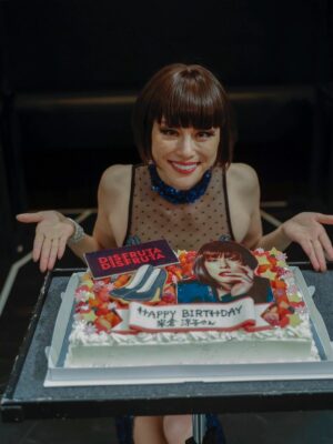 Ryoko Yonekura Instagram - サプライズでお祝いしてもらいました！
リハーサルで、ピリピリしてて誕生日なんてすっ飛んでいたのに皆んなに驚かせました‼️
幸せ❤️
今日から『DISFRUTA DISFURUTA』
張り切って行って来ます！
