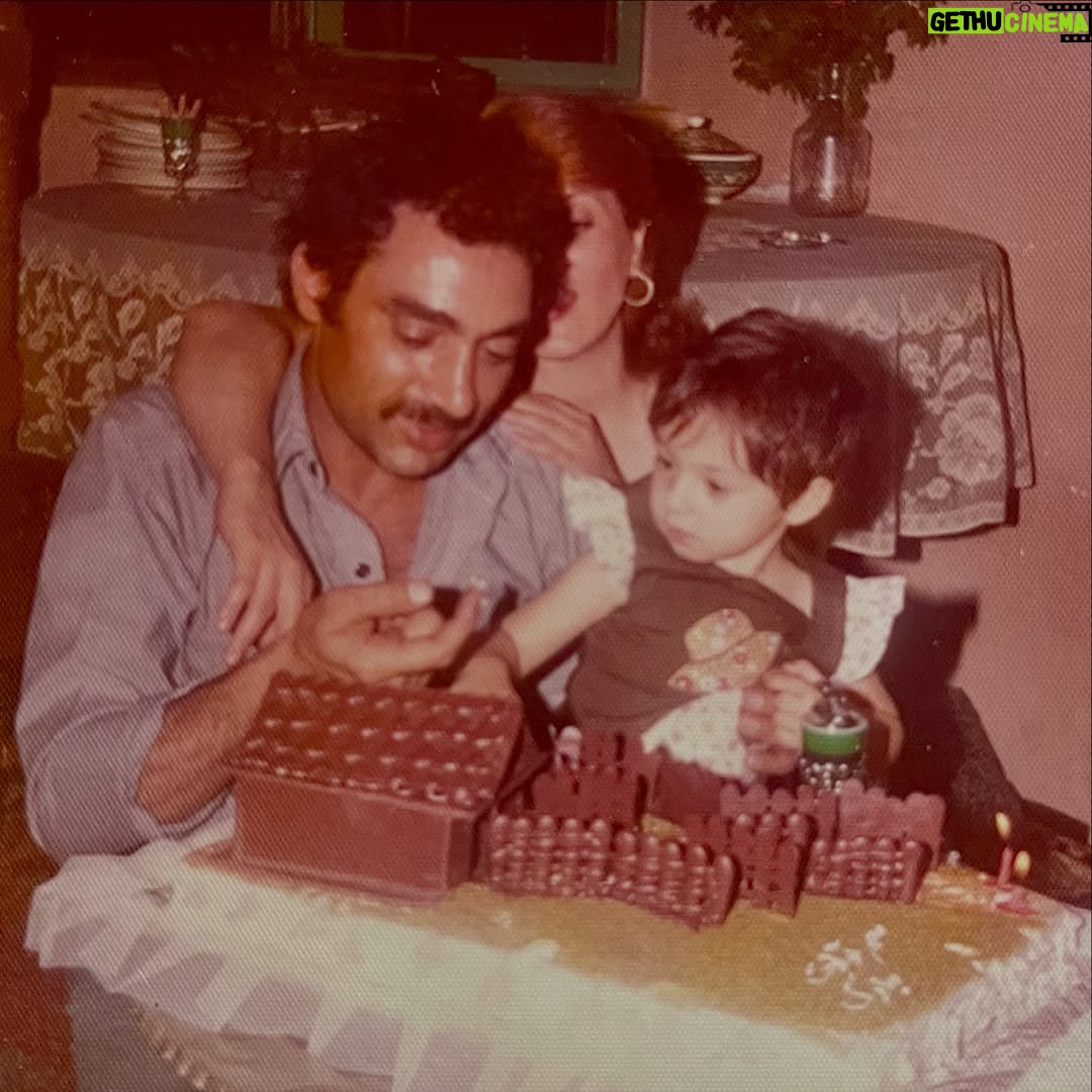 Sahar Valadbeygi - 53K Likes - 🕊️
خودِ خدا میدونه
چهار ساله دلم برای گرفتن این دست‌ها پر میزنه