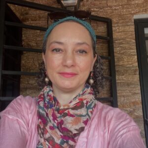 Sahar Valadbeygi Instagram - خوب شدن، ترسناك است.
زندگى با نسخه اى از خودمان كه ديگر درمانده و اسير نيست, ترسناك است.
و خوب ماندن...
و باور اينكه “واقعاً حالم خوب است”، از همه ترسناكتر است.
اما نه براى شما
بلكه براى ورژن قبلى شما.
همان ورژنی كه بايد دير يا زود با تمام عشقى كه به او داريد از او خداحافظى كنيد.
نه تنها با او، كه با تمام عادتها، افكار، آدمها و موقعيتهايى كه از طريق آنها درد را به زندگيتان دعوت ميكرد.
درمان، مسيرى شجاعانه و مملو از دست دادن و به دست آوردنهاى جديدست.
وگاهى سخت ترين نوع از دست دادن، از دست دادن ورژن قبلى خودتان است.
آيا برايش آماده هستيد؟
متن #پونه_مقیمی