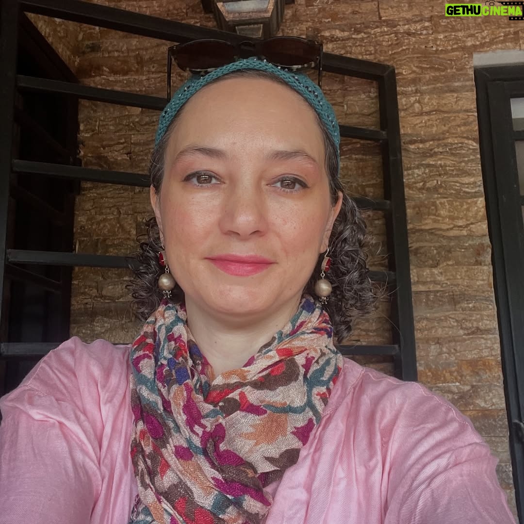 Sahar Valadbeygi - 67.1K Likes - خوب شدن، ترسناك است.
زندگى با نسخه اى از خودمان كه ديگر درمانده و اسير نيست, ترسناك است.
و خوب ماندن...
و‌ باور اينكه “واقعاً حالم خوب است”، از همه ترسناكتر است.
اما نه براى شما
بلكه براى ورژن قبلى شما.
همان ورژنی كه بايد دير يا زود با تمام عشقى كه به او داريد از او خداحافظى كنيد.
نه تنها با او، كه با تمام عادتها، افكار، آدمها و موقعيت‌هايى كه از طريق آنها درد را به زندگيتان دعوت ميكرد.
درمان، مسيرى شجاعانه و مملو از دست دادن و به دست آوردن‌هاى جديدست.
وگاهى سخت ترين نوع از دست دادن، از دست دادن ورژن قبلى خودتان است.
آيا برايش آماده هستيد؟

متن #پونه_مقیمی
