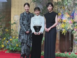 Sairi Ito Instagram - 放送文化基金賞　「虎に翼」
最優秀賞、演技賞
受賞おめでとうございました！
ありがとうございました！

とてつもなく幸せな空間でした。

少々取り乱してしまったため
しっかりお話しできませんでしたが
作品に携わった一生愛してる方々に
改めて感謝と愛を送りたいです。

同時に、
みさと、土居ちゃん。
本当にありがとう。
2人は特に作品中ずっと
刺激と学びと励ましと言いきれない程
沢山のことを教え、与えてくれました。
ウジウジ悩んだりしてる私の背中を
いつも支え、寄り添い、押してくれました。
言葉にできません。
これでもかってくらい感謝し、愛してます。

本当にありがとう。