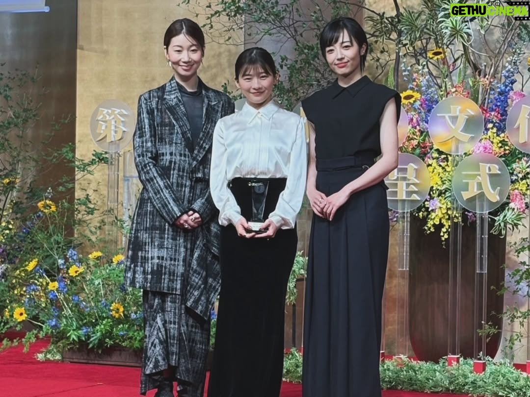 Sairi Ito - 103.3K Likes - 放送文化基金賞　「虎に翼」
最優秀賞、演技賞
受賞おめでとうございました！
ありがとうございました！

とてつもなく幸せな空間でした。

少々取り乱してしまったため
しっかりお話しできませんでしたが
作品に携わった一生愛してる方々に
改めて感謝と愛を送りたいです。

同時に、
みさと、土居ちゃん。
本当にありがとう。
2人は特に作品中ずっと
刺激と学びと励ましと言いきれない程
沢山のことを教え、与えてくれました。
ウジウジ悩んだりしてる私の背中を
いつも支え、寄り添い、押してくれました。
言葉にできません。
これでもかってくらい感謝し、愛してます。

本当にありがとう。