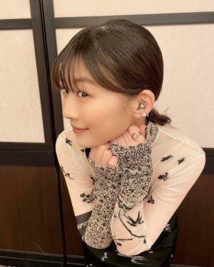 Sairi Ito Instagram - おべべ紹介👗🫶

1.2枚目
トップス
スカート
@mamekurogouchi
パンプス
@sergiorossi
イヤーカフ
リング
@hirotakajewelry

3.4枚目
全て
@newbottega