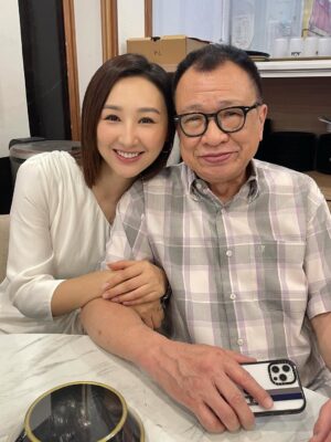 Samantha Ko Instagram - .
老豆 你永遠活在我心中🤍
with your lovely smiley face 
I know that’s how you’ll want me to remember you🕯️