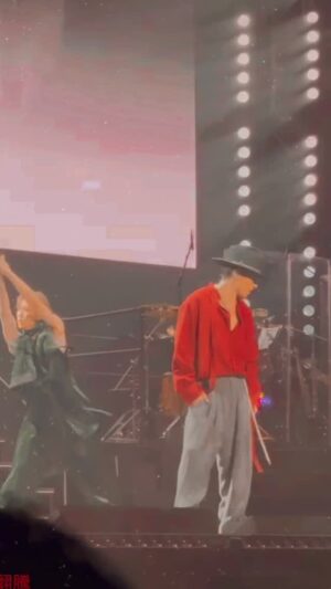 Sammi Cheng Sau-Man Instagram - 👣👣👣👣
Dance. @andyhuichion
#翻騰