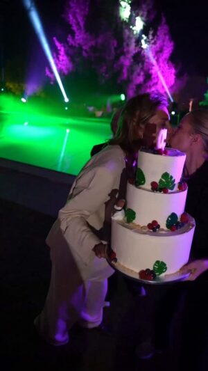 Sandra Barneda Instagram - Soplar velas no es solo un gesto para apagar la llama; es un acto de renacimiento.
Cada vela encendida representa el fuego de un año vivido: los días que dolieron, los que hicieron reír, los que enseñaron sin avisar.
Y cuando soplamos, no extinguimos la luz, la transformamos.
En ese soplo se va lo que ya no necesitamos, y queda el deseo —esa chispa íntima que pide seguir.

Soplar velas es decirle al universo: “Gracias por traerme hasta aquí, pero aún tengo caminos por andar.”
Es un instante de magia donde el aire que sale de dentro se mezcla con el fuego que arde fuera, y juntos crean futuro.

Bienvenidos 50 🎂✨🩷