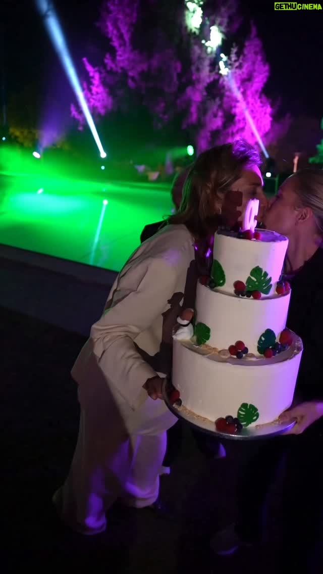 Sandra Barneda - 31.1K Likes - Soplar velas no es solo un gesto para apagar la llama; es un acto de renacimiento.
Cada vela encendida representa el fuego de un año vivido: los días que dolieron, los que hicieron reír, los que enseñaron sin avisar.
Y cuando soplamos, no extinguimos la luz, la transformamos.
En ese soplo se va lo que ya no necesitamos, y queda el deseo —esa chispa íntima que pide seguir.

Soplar velas es decirle al universo: “Gracias por traerme hasta aquí, pero aún tengo caminos por andar.”
Es un instante de magia donde el aire que sale de dentro se mezcla con el fuego que arde fuera, y juntos crean futuro.

Bienvenidos 50 🎂✨🩷