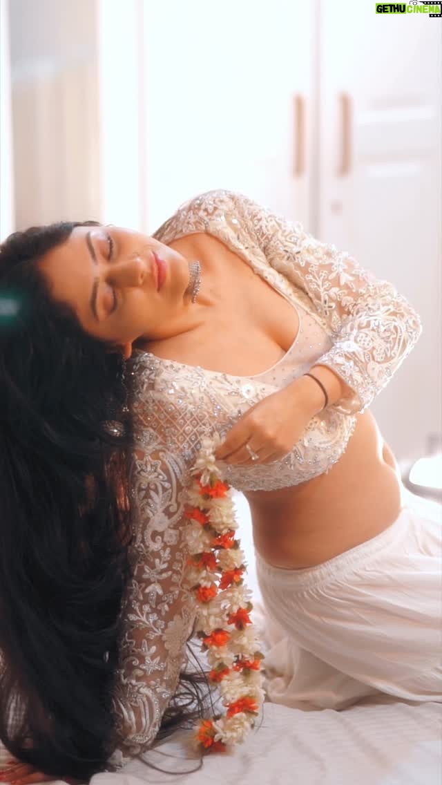 Sanya Thakur - 11.1K Likes - 🦢🦢

#explore #exploremore #explorer #navratri #trending #reel #reelitfeelit #explorepage #saree #leganga #explorer 

(Warmlight, Navratri look, laalishq, beautiful girl)