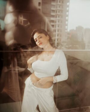 Sanya Thakur Instagram - Through the window.

Out takes with @sanya_thakurrr 

.
.
.
(Portraits of actor, white mood photoshoot, Mumbai photographer, Photography India)
