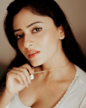 Sanya Thakur Instagram - Through the window.

Out takes with @sanya_thakurrr 

.
.
.
(Portraits of actor, white mood photoshoot, Mumbai photographer, Photography India)