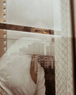 Sanya Thakur Instagram - Through the window.

Out takes with @sanya_thakurrr 

.
.
.
(Portraits of actor, white mood photoshoot, Mumbai photographer, Photography India)