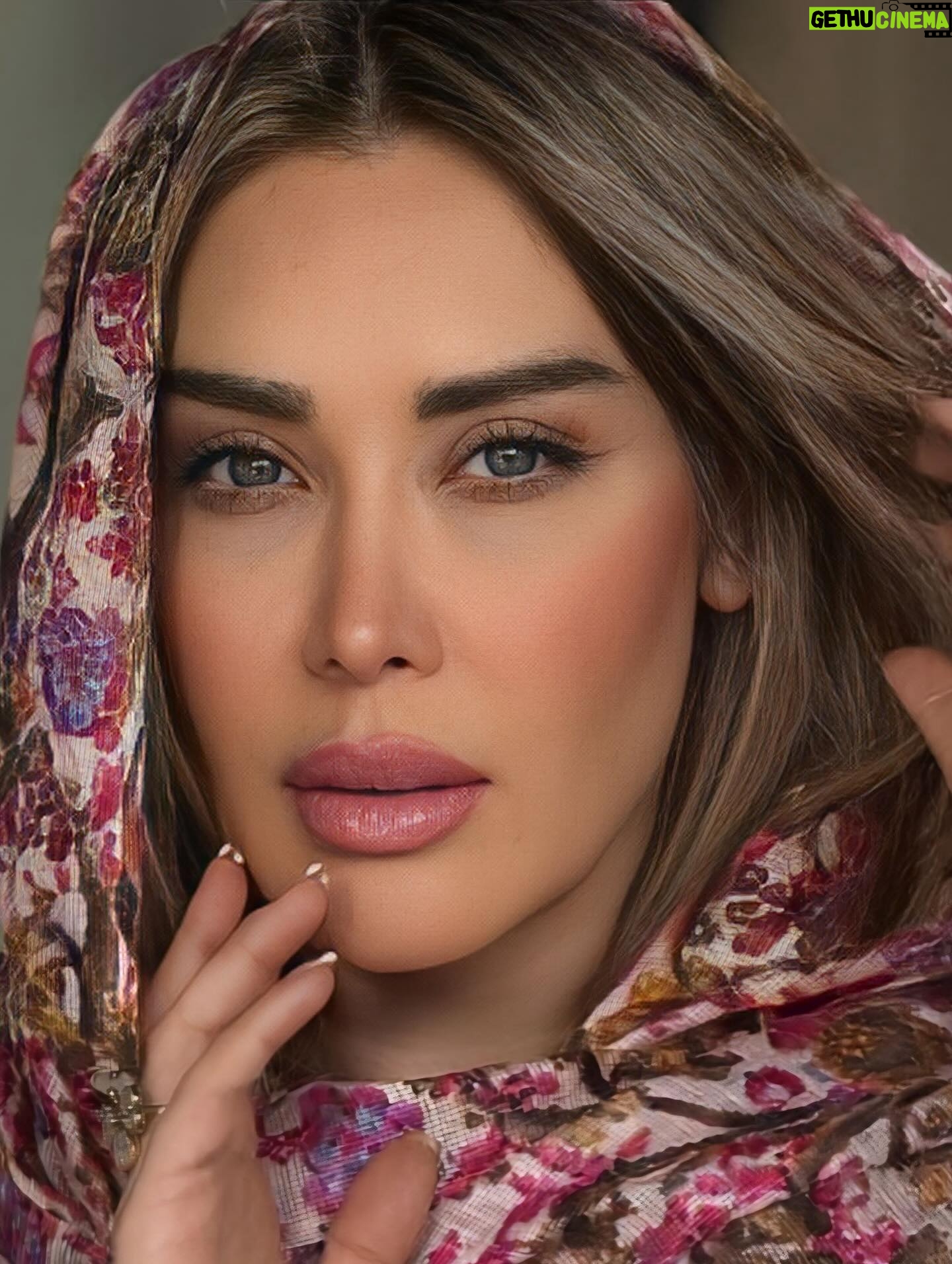 Sara Monjezi - 14.5K Likes - تو 
بیش از آنچه من قادر به گفتن باشم،
به من گوش می دهی.♥️