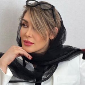 Sara Monjezi Instagram - من از‌جمله ی “فدای سرت” خیلی خوشم می‌آد، بهم حس امنیت می‌ده.
اینجوریه که فدای سرت داری گند می‌زنی به همه چیز، فدای سرت غذا سوخت، فدای سرت چای ریخت، فدای سرت نمرت کم شد، فدای سرت نتونستی، فدای سرت نشد، نرسید، نرفتی، نیومدی، فدای سرت.
🩵ممنون از عکاس بسیا حرفه ای علیرضای عزیز🩵🩵💫👌
@iran.concerts 
@maisonwyss