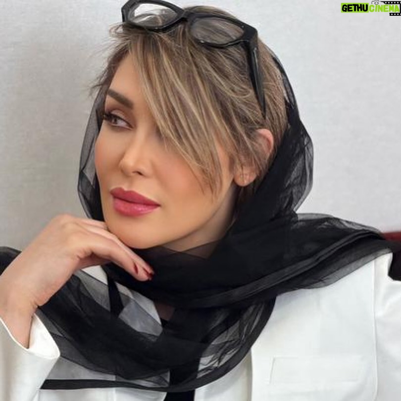 Sara Monjezi - 14.2K Likes - من از‌جمله ی “فدای سرت” خیلی خوشم می‌آد، بهم حس امنیت می‌ده.
اینجوریه که فدای سرت داری گند می‌زنی به همه چیز، فدای سرت غذا سوخت، فدای سرت چای ریخت، فدای سرت نمرت کم شد، فدای سرت نتونستی، فدای سرت نشد، نرسید، نرفتی، نیومدی، فدای سرت.
🩵ممنون از عکاس بسیا حرفه ای علیرضای عزیز🩵🩵💫👌
@iran.concerts 
@maisonwyss