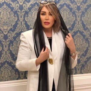 Sara Monjezi Instagram - من از‌جمله ی “فدای سرت” خیلی خوشم می‌آد، بهم حس امنیت می‌ده.
اینجوریه که فدای سرت داری گند می‌زنی به همه چیز، فدای سرت غذا سوخت، فدای سرت چای ریخت، فدای سرت نمرت کم شد، فدای سرت نتونستی، فدای سرت نشد، نرسید، نرفتی، نیومدی، فدای سرت.
🩵ممنون از عکاس بسیا حرفه ای علیرضای عزیز🩵🩵💫👌
@iran.concerts 
@maisonwyss