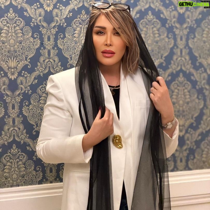 Sara Monjezi - 14.2K Likes - من از‌جمله ی “فدای سرت” خیلی خوشم می‌آد، بهم حس امنیت می‌ده.
اینجوریه که فدای سرت داری گند می‌زنی به همه چیز، فدای سرت غذا سوخت، فدای سرت چای ریخت، فدای سرت نمرت کم شد، فدای سرت نتونستی، فدای سرت نشد، نرسید، نرفتی، نیومدی، فدای سرت.
🩵ممنون از عکاس بسیا حرفه ای علیرضای عزیز🩵🩵💫👌
@iran.concerts 
@maisonwyss
