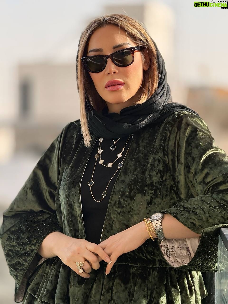 Sara Monjezi - 13.6K Likes - حسود نباشید،
دورو نباشید،
آدم فروش نباشید،
زیر آب زن نباشید،
دو به هم زن نباشید،
پشت آدما حرف نزنید،
حداقل اگر دشمن هم شدید،
دشمن با شکوهی باشید. #حسادت_
