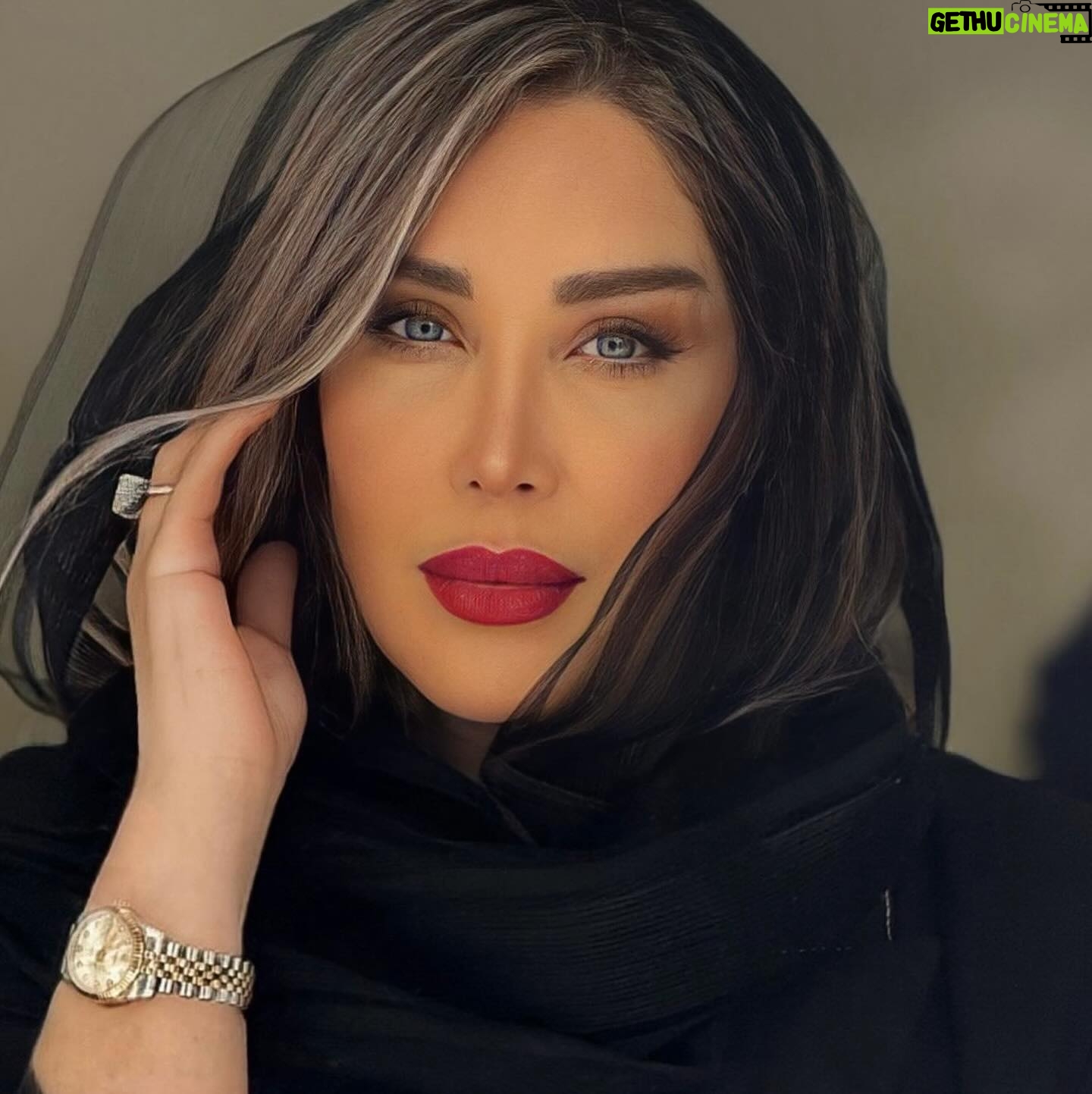 Sara Monjezi - 20K Likes - آینده رو نمیشه دید و گذشته رو نمیشه دوباره زندگی کرد. چند نفر وقتی عاشق شدن که انتظارش رو داشتن؟ یا مردن وقتی فکرش رو می‌کردن؟ هر احساس و خاطره‌ای که از گذشته داریم، بارها در ذهن‌مون دستکاری شده تا متناسب با وضعیت خوش و ناخوش کنونی‌مون باشه. همه‌ی چیزی که داریم، همین الانه. میگه مهر دخترک موقعی در قلبش دوید که در حیاط پشتی او رو دید؛ و دخترک رو وقتی از دست داد که داشت میوه می‌خرید. نه می‌دونست قراره عاشق بشه، نه می‌دونست قراره محبوبش رو از دست بده. 
♥️♥️♥️