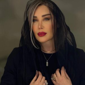 Sara Monjezi Instagram - آینده رو نمیشه دید و گذشته رو نمیشه دوباره زندگی کرد. چند نفر وقتی عاشق شدن که انتظارش رو داشتن؟ یا مردن وقتی فکرش رو می‌کردن؟ هر احساس و خاطره‌ای که از گذشته داریم، بارها در ذهن‌مون دستکاری شده تا متناسب با وضعیت خوش و ناخوش کنونی‌مون باشه. همه‌ی چیزی که داریم، همین الانه. میگه مهر دخترک موقعی در قلبش دوید که در حیاط پشتی او رو دید؛ و دخترک رو وقتی از دست داد که داشت میوه می‌خرید. نه می‌دونست قراره عاشق بشه، نه می‌دونست قراره محبوبش رو از دست بده. 
♥️♥️♥️