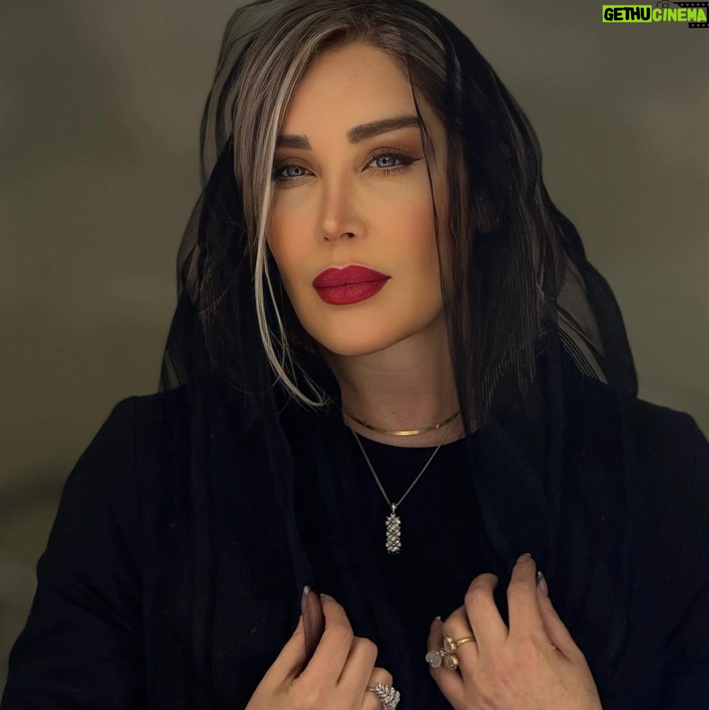 Sara Monjezi - 20K Likes - آینده رو نمیشه دید و گذشته رو نمیشه دوباره زندگی کرد. چند نفر وقتی عاشق شدن که انتظارش رو داشتن؟ یا مردن وقتی فکرش رو می‌کردن؟ هر احساس و خاطره‌ای که از گذشته داریم، بارها در ذهن‌مون دستکاری شده تا متناسب با وضعیت خوش و ناخوش کنونی‌مون باشه. همه‌ی چیزی که داریم، همین الانه. میگه مهر دخترک موقعی در قلبش دوید که در حیاط پشتی او رو دید؛ و دخترک رو وقتی از دست داد که داشت میوه می‌خرید. نه می‌دونست قراره عاشق بشه، نه می‌دونست قراره محبوبش رو از دست بده. 
♥️♥️♥️